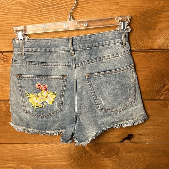 Carole Christian Women’s Embroidered Denim Jean Shorts Med distressed Mid- rise - Picture 5 of 10